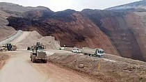 Erzincan'da altın madeninde toprak kayması! Göçük altında işçiler var - haberi