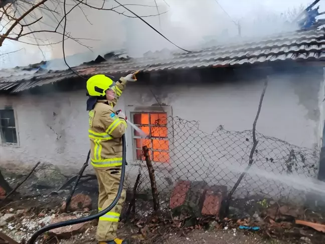 Balıkesir’in Manyas ilçesinde elektrik kaçağı nedeniyle bir ev yand