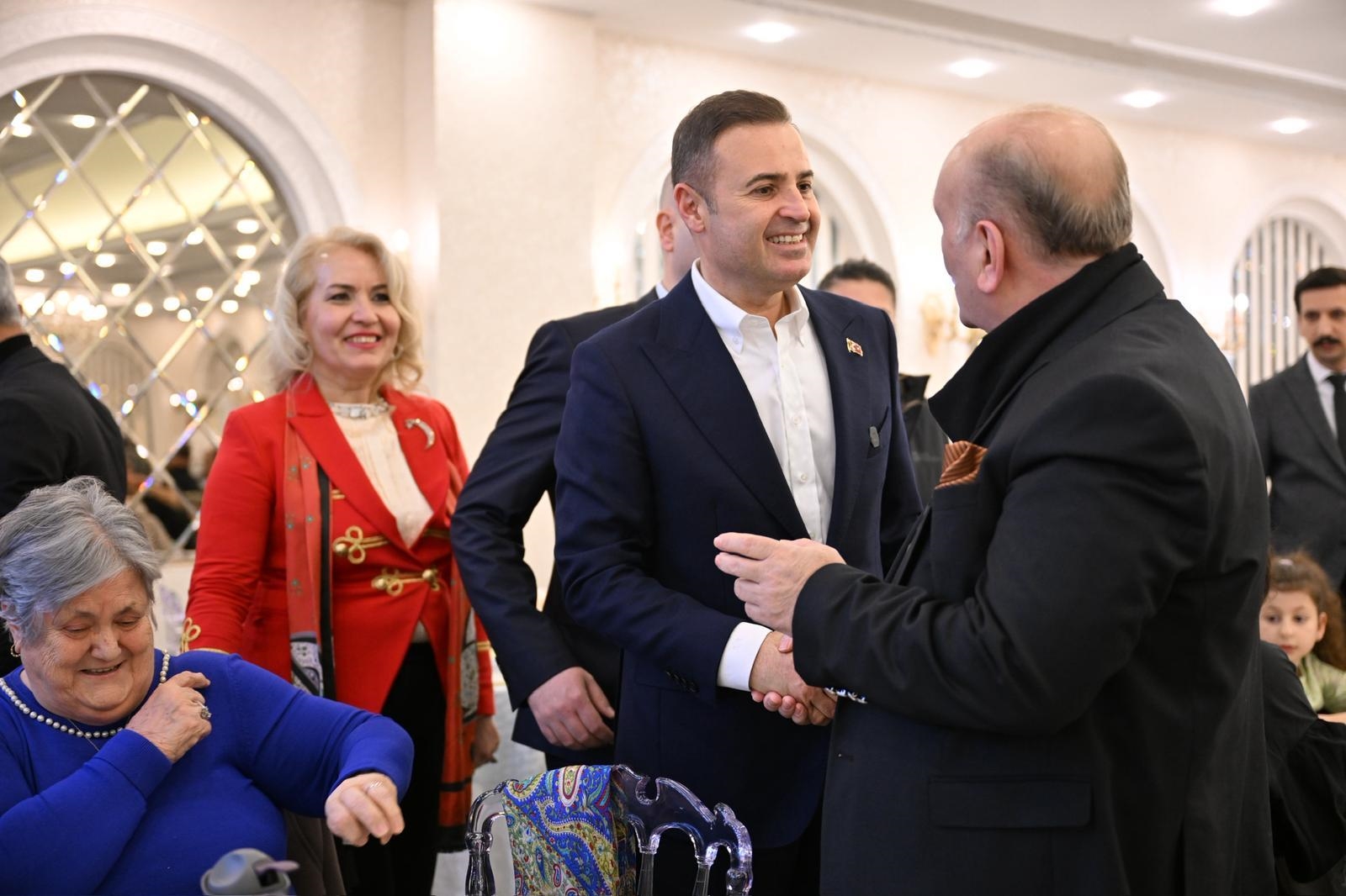 Akın, İstanbul’daki Balıkesirliler ile Kucaklaştı