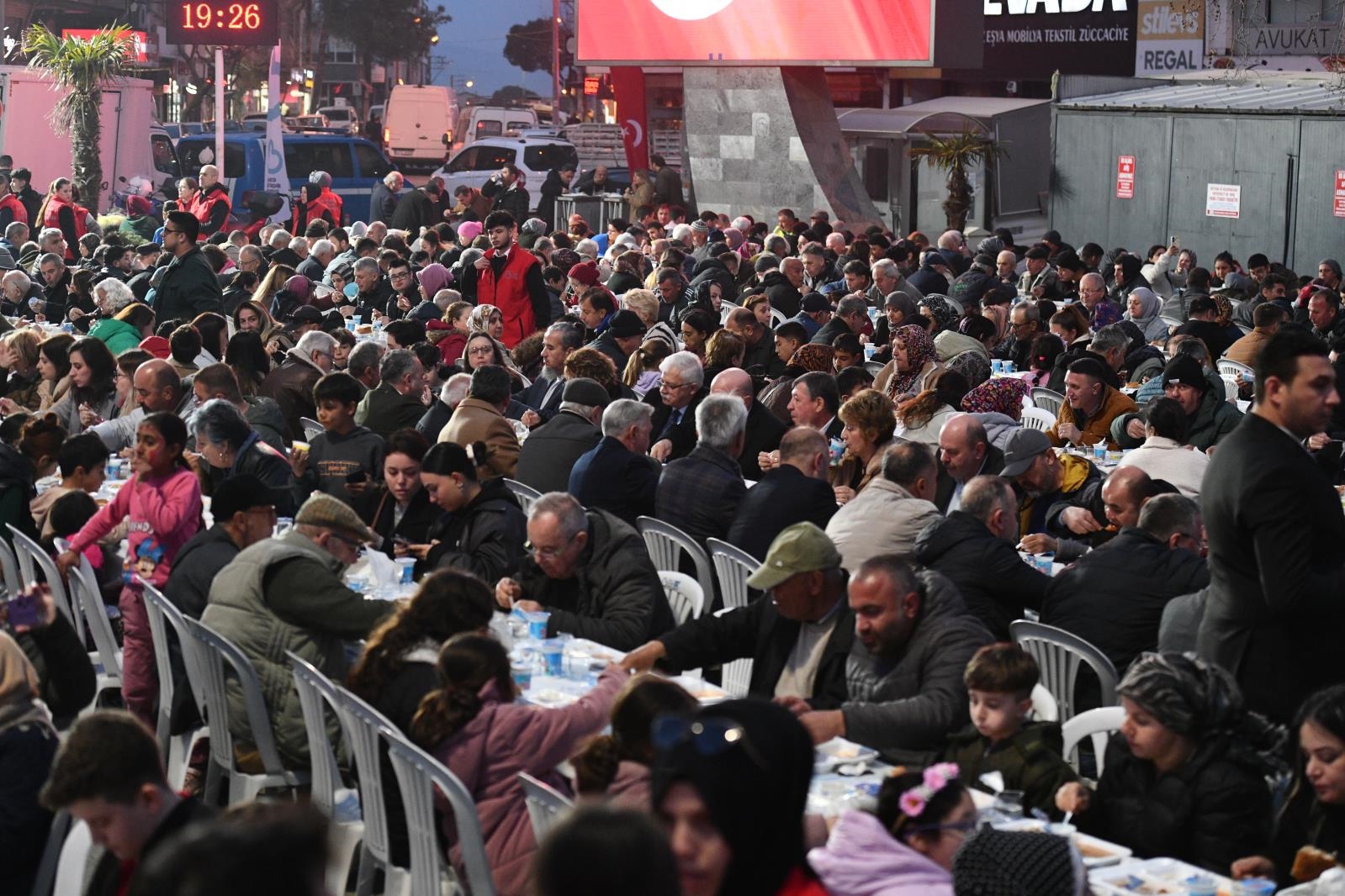 Büyükşehir Ramazan Bereketini Burhaniye’ye Taşıdı