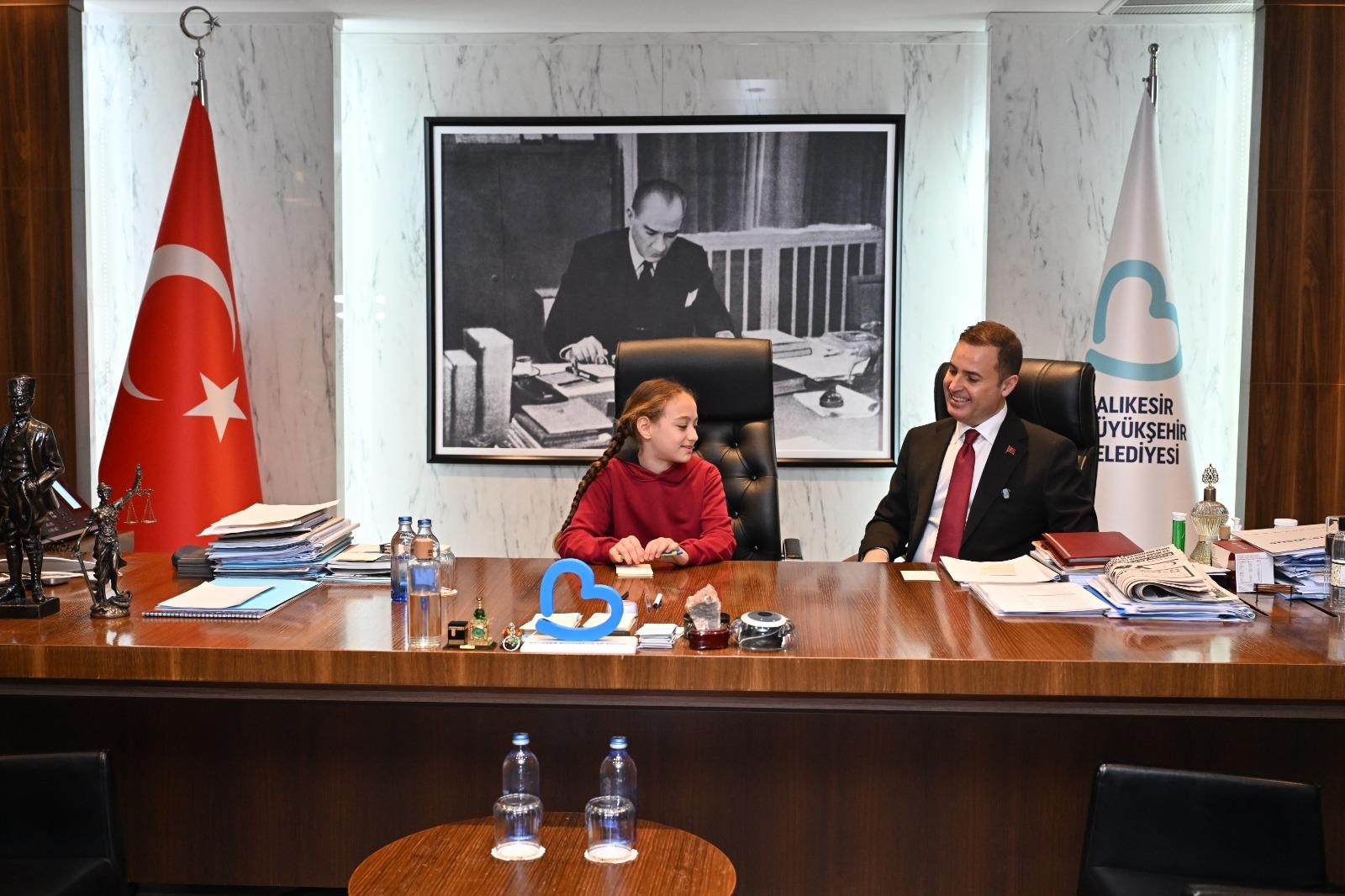 Akın, Makamını Çocuklara Devretti