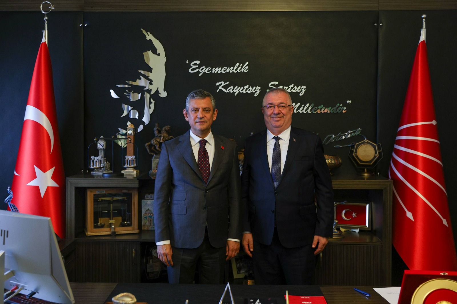 Başkan Ertaş ve Edremit heyeti CHP Lideri Özgür Özel ile buluştu