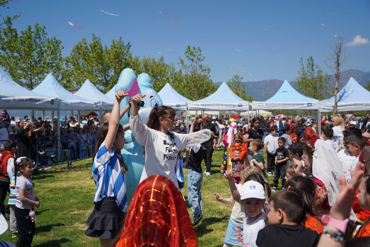 Edremit’te gökyüzü uçurtmalarla renklendi
